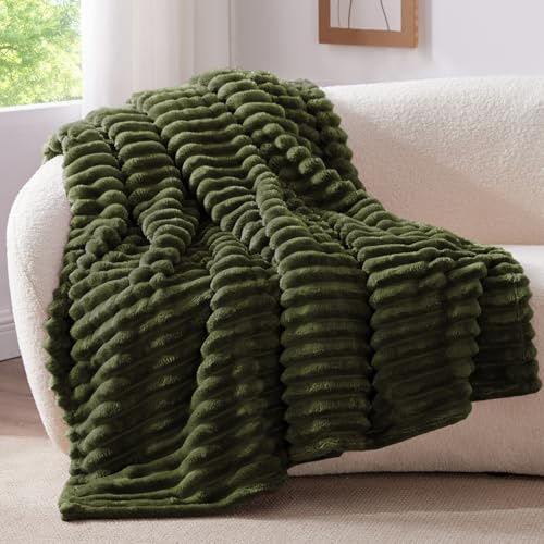 BEDELITE Kuscheldecke Flauschig Deko Decke für Couch, Olivgrün, 150x200 | Flanell Fleecedecke, Cord Überwurf für Wohnzimmer und Schlafzimmer, weiche Wohndecke, Tagesdecke, das ideale Geschenk
