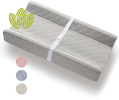 Ekologisk bomull konturerad baby skötbädd med vattentät skummadrass, inkluderar mjukt, avtagbart och tvättbart överdrag, säkerhetsrem, halkfri botten, överdrag för standardstorlek spädbarn blöjbord