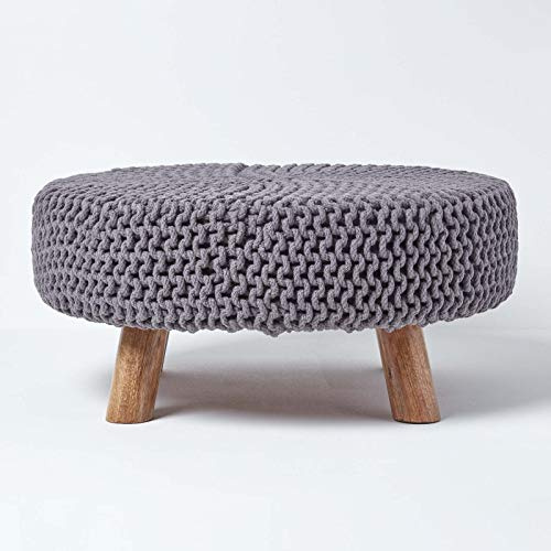 Homescapes niedriger runder Strick Sitzhocker mit Holzbeinen, Grauer Fußhocker 62 x 62 x 30 cm, Strickhocker mit grob gestricktem Bezug aus 100% Baumwolle