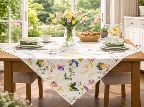 KAMACA Mitteldecke Schmetterlinge auf der Blumenwiese – 110x110 cm – Florale Tischdecke mit bunten Faltern & Frühlingsblumen – Waschbare Sommer-Deko für Küche, Esstisch & Garten