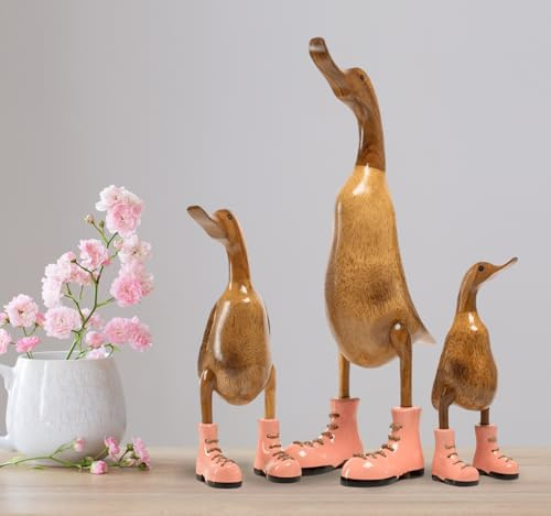 Rikmani - Holzfigur Ente Stiefel ROSA 100% Natur Original - Handgefertigte Figur aus Holz 26 cm