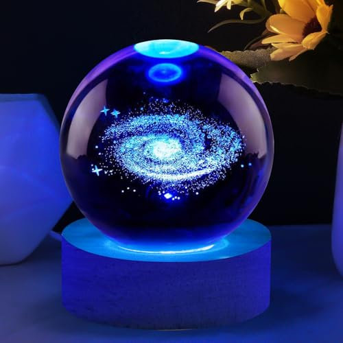 Vicloon Lampada a Sfera Di Cristallo 3D Da, Luce Notturna per Bambini a Forma di Sfera in Vetro, 5 colori luce notturna con base in legno, 6cm, Decorazione in Cristallo Regali per bambini, Milky Way