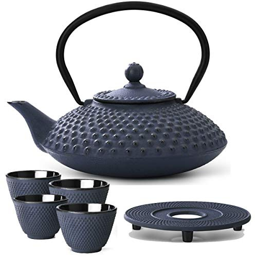 Bredemeijer Teekanne asiatisch Gusseisen Set blau 1.25 Liter mit Henkel & Edelstahl Tee-Filter Sieb-Einsatz für losen Tee & Untersetzer und Teebecher (4 Tassen)