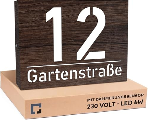 PRINTIMA Premium Gravur Personalisierter Hausnummer Moor-Eiche Beleuchtet Led Strom 230V, Hausnummernschild mit Dämmerungssensor |30x40cm, 6W /A++| (Moor-Eiche)