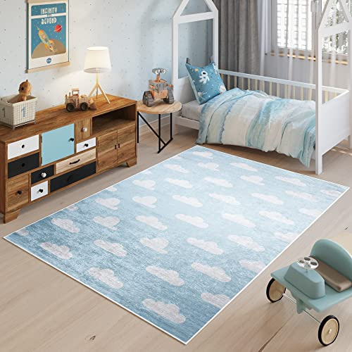 TAPISO Emma Kinderteppich Blau Himmel Wolken Antirutsch 140 x 200 cm | Waschbar bei 30 Grad bedruckter Kinderteppich Kinderzimmer Jugendzimmer Modern OEKO-TEX