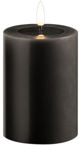 Kleine LED Stumpenkerze mit Timer grau 7,5cm ø, 10cm H, Echtwachspiegel ON/OFF-Timer 6H, 2 AA Batterien nötig LED Echtwachskerze mit Flackereffekt flammenlose Stumpenkerze LED Kerze schmal und klein