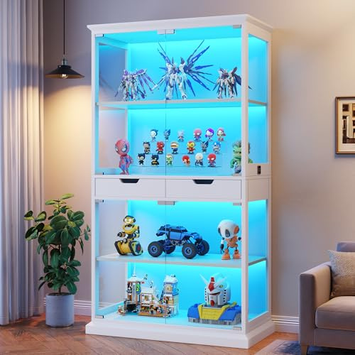 Jocoevol Vitrine mit Glastüren, 174cm Hoch Vitrinenschrank, 4-Lagen Glasvitrine Stehend mit RGB LED Beleuchtung & APP, Sensor, 2 Schubladen, Sammlervitrine für Wohnzimmer, Weiß