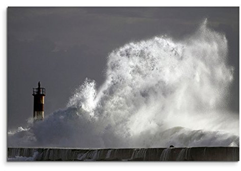 Sinus Art Leinwandbild 120x80cm Landschaftsfotografie – Riesenwelle vor Leuchtturm