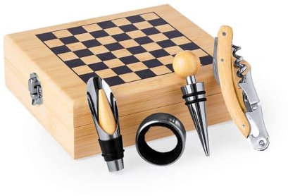 Set da Vino e Scacchi in Bambù Naturale - Con Accessori in Acciaio Inox, Cavatappi, Tappo, Decanter e Contagocce - Elegante Astuccio con Schiuma Fustellata, Idea regalo