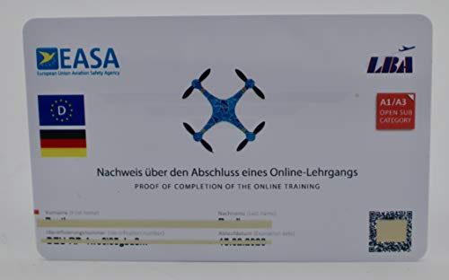 MJ Drohnenführerschein - mit QR-Code + Landesfahne und Adresse auf Rückseite, Kompetenznachweis für A1-A3, A2 oder STS-Lizenz in Scheckkartengröße, Plastikkarte mit EASA Kartenschuber optional
