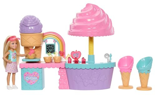Barbie Club Chelsea Muñeca y heladería de juguete | Muñeca pequeña con heladería, 2 colores de plastilina y accesorios, 3+ años, JMJ42