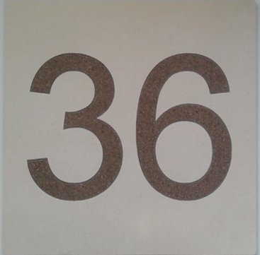 Numéro de maison en céramique fond beige realisé par marqueterie 15 x 15 cm