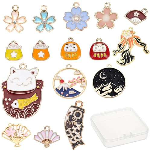 SUNNYCLUE 1 Scatola 16 Stili Ciondolo con Ciondoli Smaltati Fiore Pesce Ventaglio Pieghevole Supporto Fuji Bambola Dharma Giapponese Maneki Neko Ciondoli per Creazione