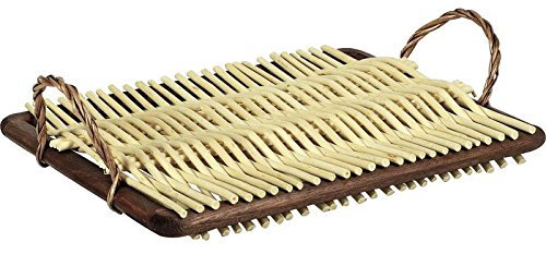 Piatto di formaggi di vimini bianco e legno