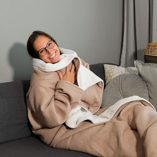 blanketino Kuscheldecke mit Ärmeln *Made IN Germany* - Extra kuschlig warme Ärmeldecke in XL Größe -145 x 210 cm aus natürlicher Baumwolle & extra warmen Wellnessfleece (Latte Macchiato | Sandweiß)