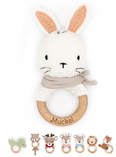 Muckelmeister Greifling personalisiert mit Namen - Holz Beißring Baby gehäkelte Tiere - Babyrassel - Babygeschenke zur Geburt für Mädchen/Jungen - kleine Geschenke für Neugeborene - Hase