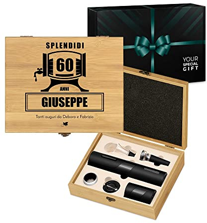 Maverton Cavatappi Elettrico per Vino + Apribottiglie Birra - Set da 6 Pezzi - Personalizzazione con Stampa - Scatola in Legno di Bambù - dimensioni 27x22x7 cm - per Lui - Anni