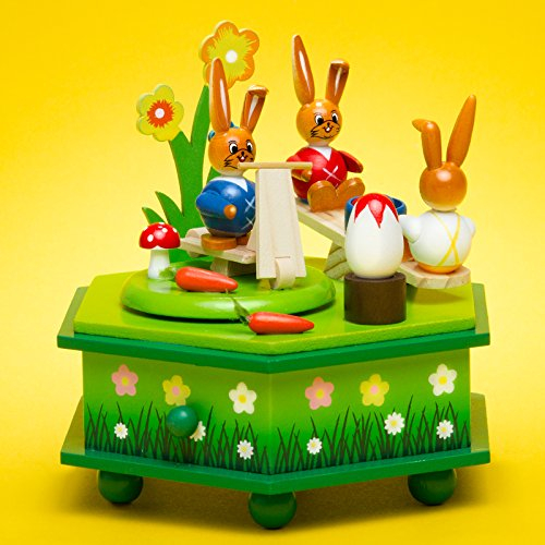 Sikora OD03 Osterdeko Holz Musik Spieldose mit Osterhasen Figuren, Farbe/Modell:A1 grün - Osterhasenspielplatz