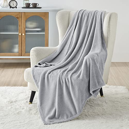 Bedsure Plaid Divano Coperta Pile - Flanella, 150 x 200 cm, Grigio Chiaro | Leggera e traspirante, coperta in flanella spessa e morbida, per casa e regalo, tutto l'anno, per uomo e donna