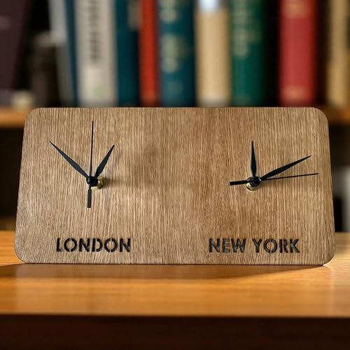 Super Cool Creations Orologio da parete con doppio fuso orario, nomi o paesi, design in legno di quercia con lancette nere, 30 cm x 15 cm