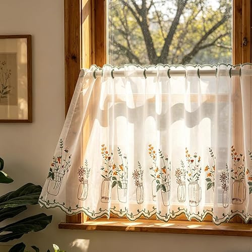 Devola Landhausstil Scheibengardine Voile HxB 50x90cm Blumenmuster | Kurzgardine Halbtransparente Bistrogardine mit Stickerei Küchengardine Kurz Landhaus Kleines Fenstervorhang 1 Stück
