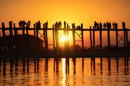 adrium Acryl-Bild 80 x 50 cm: Silhouette von Menschen, die abends über die U-Bein-Brücke reisen. Mandalay-Myanmar(69805736)