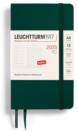 LEUCHTTURM1917 370765 Veckokalender och anteckningsbok 2025, Pocket A6 Softcover – 12-månaders planerare, linjerad – Skoggrön, engelsk