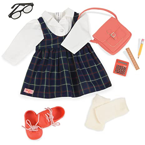 Our Generation Perfect Score Schuluniform-Outfit für 46 cm Puppen | Schuluniform-Outfit für 46 cm Puppen mit kariertem Kleid, Schultasche, Schuhen, Brille und Schulzubehör, 5+ Jahre