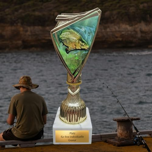 Karpfen Pokal mit 2D-Motiv - Pokal Angeln mit Gravur & Marmorsockel | Troph$e f$r Anglerturniere & Vereinsfeste, Angel Award, 18,5 cm hoch, 270 g schwer, f$r Kinder & Erwachsene geeignet