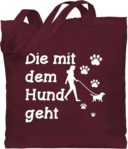 Shirtracer Baumwolltasche - Sprüche Statement Spruch - Die mit dem Hund geht Pfoten weiß - Unisize - Bordeauxrot - jutebeutel beutel+mit+sprüchen+lustig sprueche hunde beutel jutetasche sprüchen