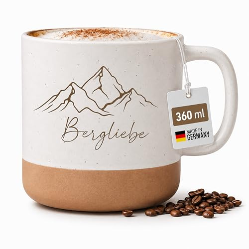 Bergliebe Keramiktasse Naturmotiv 360 ml | schöne Kaffeetasse mit Bergmotiv | Teebecher weiß mit beigem Boden |Designertasse für Kaffee & Tee | Geschenk für Frauen & Männer | Pohmer Design
