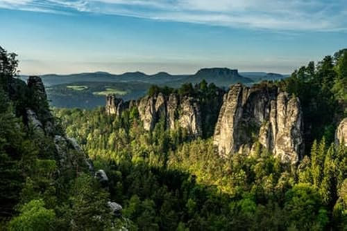 adrium Holz-Bild 140 x 90 cm: Blick auf sandsteinfelsen und Berge bei Sonnenaufgang in der sächsischen Schweiz, Deutschland (155441411)