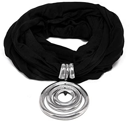 Vestopazzo sciarpa gioiello in tessuto jersey nero con pendente a 3 cerchi concentrici realizzato a mano in alluminio 100% riciclato. Nickel tested AL18045