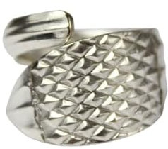 Ein Besteckschmuck-Ring, etwa der Größe 62 (19,8 mm), hergestellt aus einem Besteckteil.