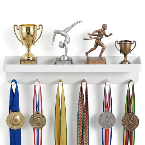 JOINPAYA Medaillenhalter mit Ablage Weiß, Pokalregal Metall für Sport Auszeichnungen, Medaillen Display Wandregal für Fußball Turnen Laufen, Wandhalterung Sport-Dekoration für Kinder & Erwachsene