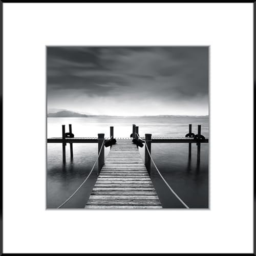 STYLER Gerahmtes Bild Jetty 3 50 x 50 cm I Schwarz-Weiß Fotografie Holzsteg und ruhiger See minimalistisch I Wandbild Wohnzimmer Schlafzimmer Büro I Wanddeko Naturstil Bild mit schwarzem Rahmen