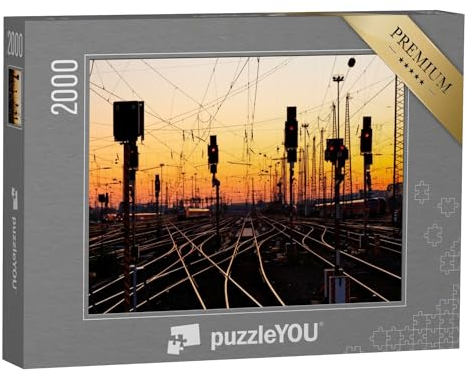 puzzleYOU: Puzzle 2000 Teile „Eisenbahnschienen in einem großen Bahnhof bei Sonnenuntergang“ – aus der Puzzle-Kollektion Eisenbahn