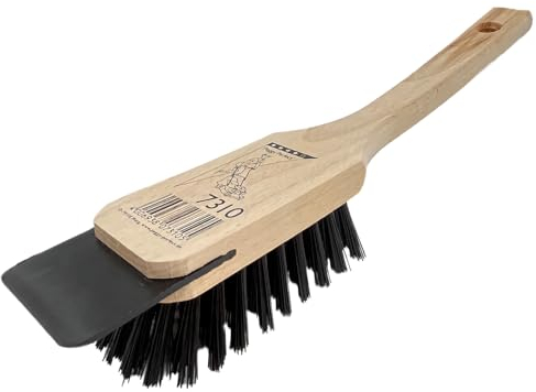Peggy Perfect Rasenmäherbürste 31cm lang, mit einem Kratzer/Schaber am Bürstenkopf. Reinigungsbürste aus robustem Buchenholz mit langem Griff und starken widerstandfähigen Borsten besetzt.