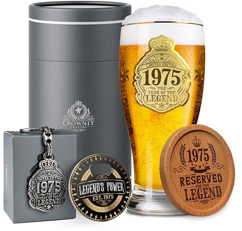 CROWNLY CRYSTAL® 1975 Geschenk 50 Geburtstag Mann Bierglas Mit Gravur 570 ml Geschenke Für Männer Personalisierte Geschenke Geburtstagskarte 50 Mann Deko 50. Geburtstag Freund