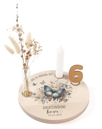 Nord-Kind® Geburtstagsteller personalisiert – Schmetterling 1 | Personalisiert aus Buchenholz, inkl. Kerze, Vase, Zahlen und Haltern; 20 cm.