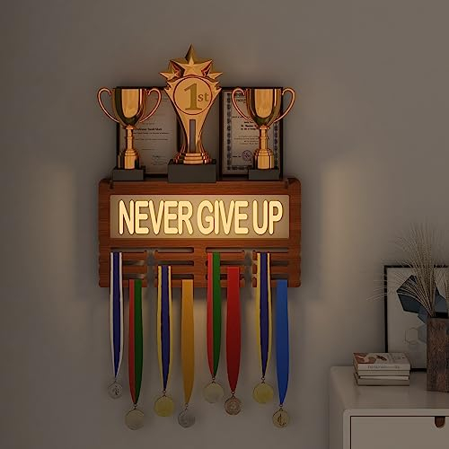 Ammonite NEVER GIVE UP Beleuchteter Trophäen- und Medaillenhalter, Hanger Display Rack für Auszeichnungen oder Bänder, Sport Themed Ribbon Holder für Wand, Tiered Award Rack