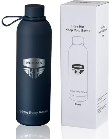 Noorza Bouteille Isotherme 750 ml – Acier Inoxydable Double Paroi – Étanche Anti-Fuite avec Dragonne Élastique – Conserve Boissons Chaudes , Froides – Sport, Bureau, Camping, Randonnée-Bleu Marine