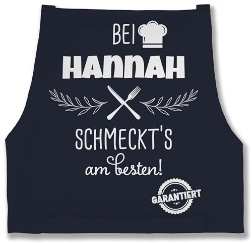 Geschenk mit Namen personalisiert by Shirtracer - Schürze - Kochschürze - Bei Name schmeckts am besten I Geschenk Kochen Oma I Mama I Opa I Papa