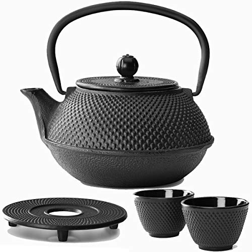 Bredemeijer Teekanne asiatisch Gusseisen Set schwarz 0.8 Liter mit Edelstahl Tee-Filter Sieb-Einsatz für losen Tee mit Untersetzer und Teebecher (2 Tassen)