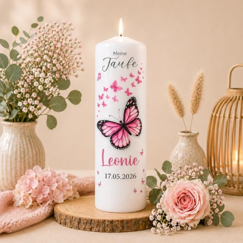 Personalisierte Taufkerze für Mädchen, verziert mit einem Taufspruch und einem Schmetterling in Rosa und Altrosa. Diese bedruckte Kerze eignet sich perfekt als Tauf- oder Patenkerze. Maße: 25 x 8 cm.