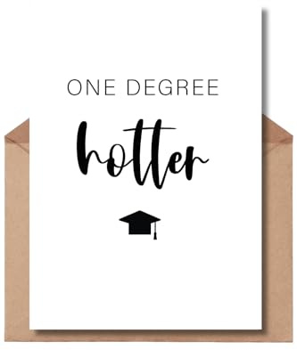 The Life Barn Postkarte mit Umschlag One Degree Hotter Abschluss lustig | Hochwertige Karte aus 350g Papier, inkl Kraftpapierumschlag