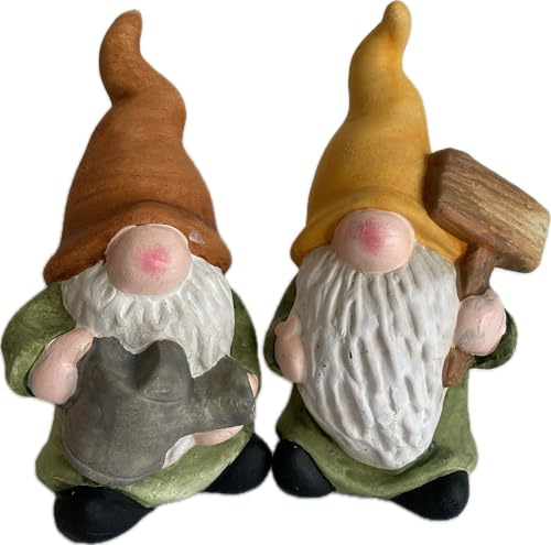khevga Mini Gartenzwerge 2er Set aus Terracotta – 14 cm hoch – Gartendeko Figuren mit gelbem Hut und Schild & braunem Hut mit Gießkanne – Zwerg Deko für Garten und Balkon