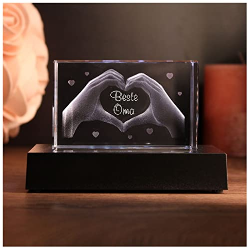 LoveGoals 3D Glas Kristall mit Gravur - Herz aus Zwei Händen mit Text Beste Oma graviert - Geschenk für Frauen Omi Großmütter incl. Batt. LED-Sockel