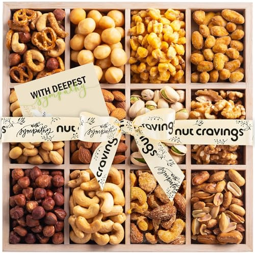 NUT CRAVINGS Gourmet Collection - Cesta de regalo de condolencias con nueces y cinta de condolencias + tarjeta de felicitación en bandeja de madera reutilizable (12 surtidos), paquete de alimentos