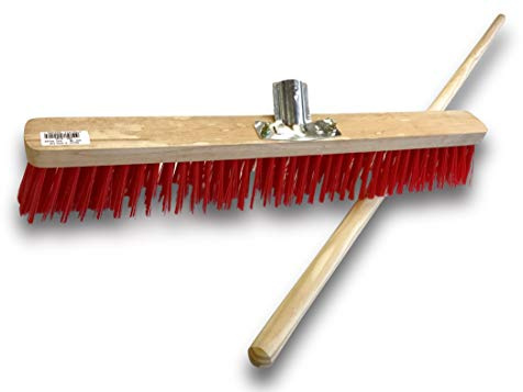 Balai d'atelier Type cantonnier manché | Piste Extérieur | Longueur 60 cm | Garnissage Brosse PVC Rouge | Semelle Bois | Douille métal boulonnée Ø 28 mm | Manche Bois 1,40 m | Kibros 2360BMb